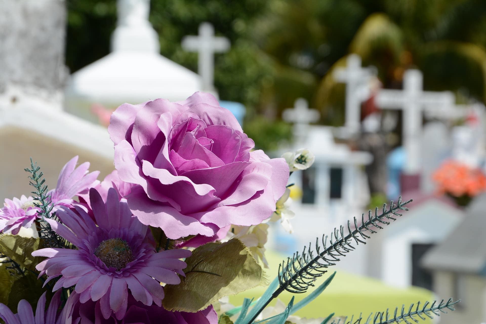 Grabschmuck mit Blumensymbolik