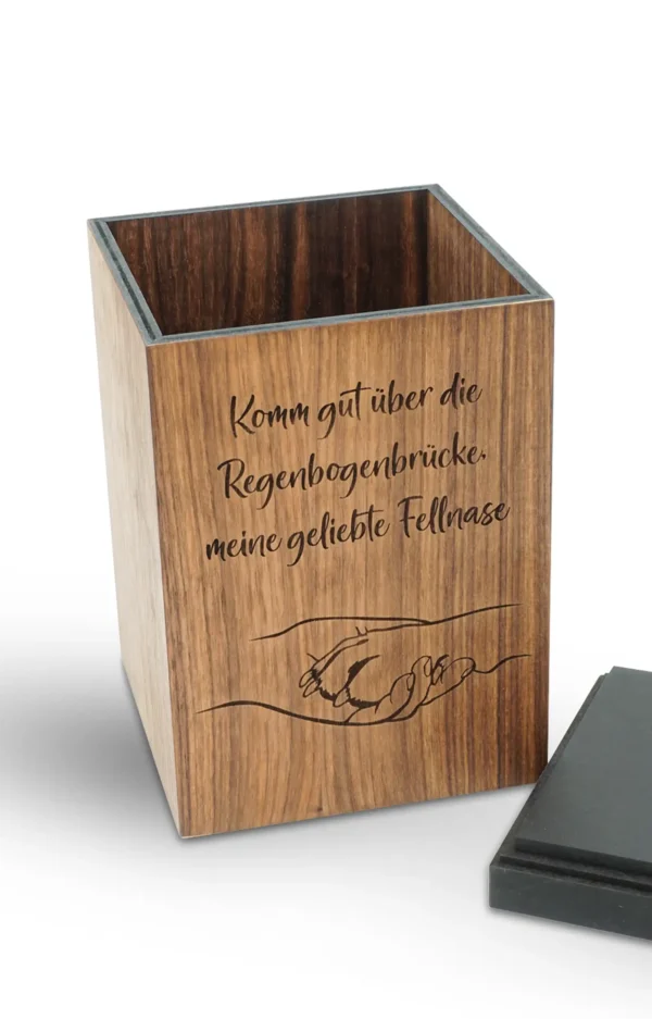 Tierurne aus Holz dunkelbraun mit schwarzem Deckel Hand und Pfote und Spruch komm gut über die Regenbogenbrücke mit offenem Deckel